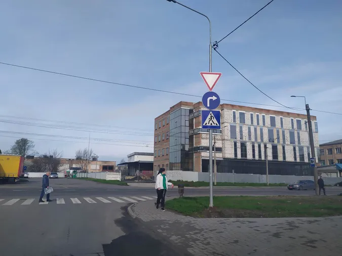 На місці автотрощі у Луцьку встановили нові дорожні знаки (фото)