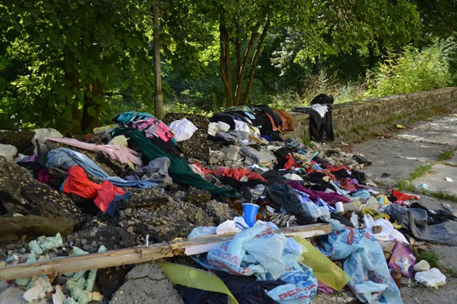 Біля Палацу учнівської молоді у Луцьку гори сміття (фото)