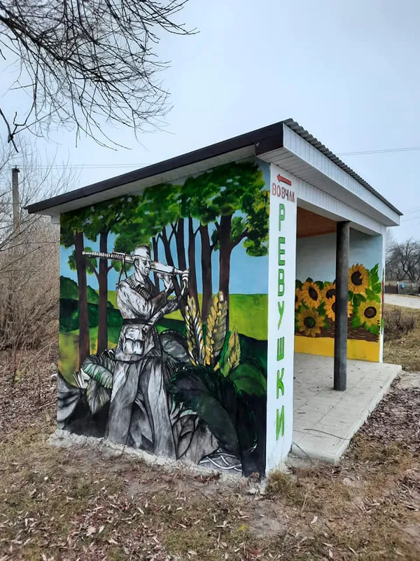 Красиво і зручно: у маленькому селі на Волині відновили зупинку (фото)