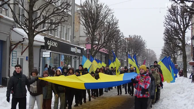 День Соборності у Луцьку: люди утворили ланцюг єдності (фото)