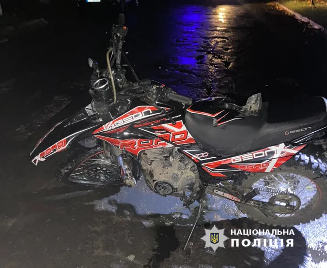 На Волині 21-річний мотоцикліст помер після зіткнення з припаркованим авто (фото)