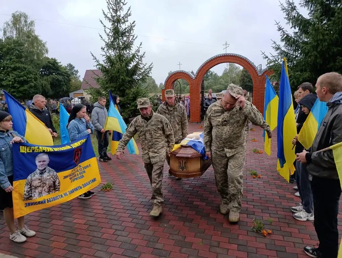 На Волині провели в останню земну дорогу воїна Віталія Щербачука (фото)
