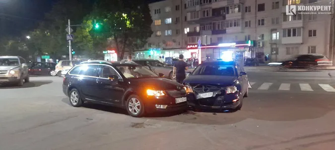 У Луцьку лоб у лоб влупились Skoda і Volkswagen (фото)