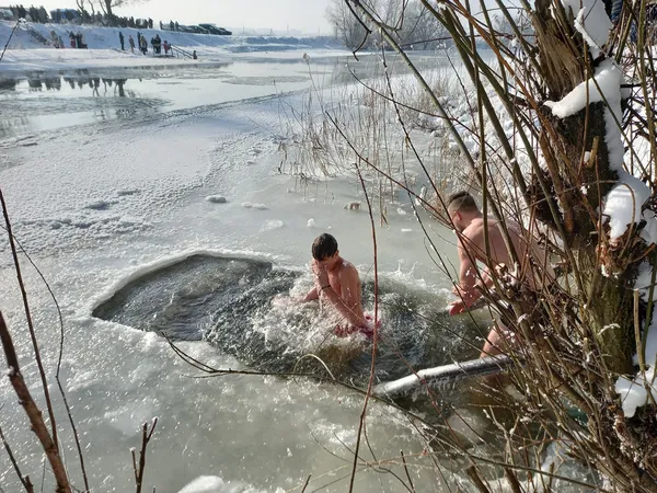 На Стиру в Луцьку освятили воду, люди пірнають в ополонку (фото, відео)