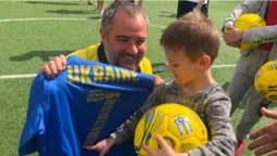 Збірна України з футболу представила нову форму із назвами міст-героїв (фото)