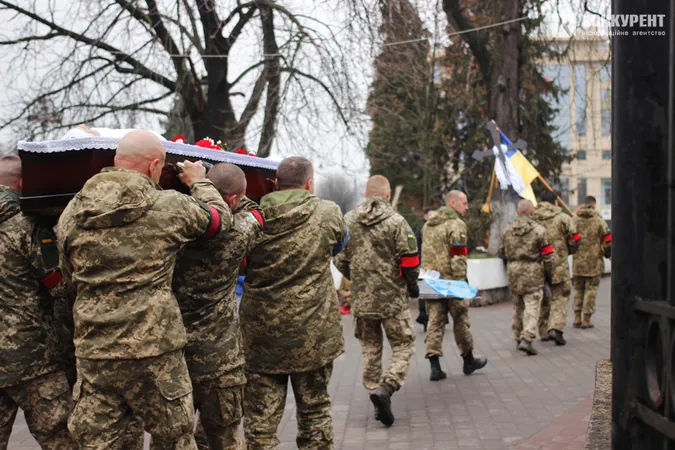 У Луцьку на колінах попрощалися зі ще одним загиблим Героєм (фото)