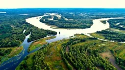 Серед лісу на Поліссі тече глибоченна річка, в якій підводні вири затягували човни зі скарбами на дно (фото)