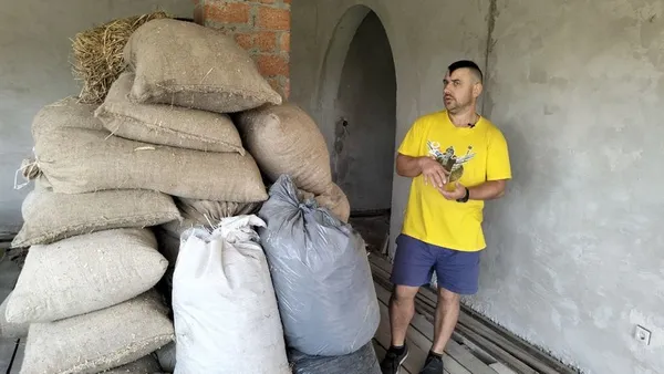 Солому потрібно з обох сторін поштукатурити, щоб не вона була менш займистою, а оселя була захищена від вогню