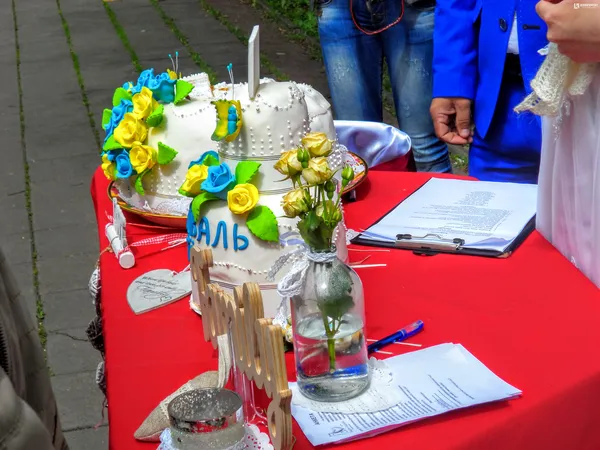 Біля цього столу подружжя пригадували найщасливіші миті свого життя