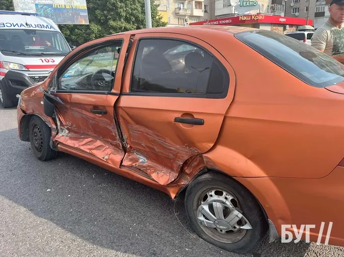 У Володимирі бус протаранив легковик і втік з місця ДТП (фото)