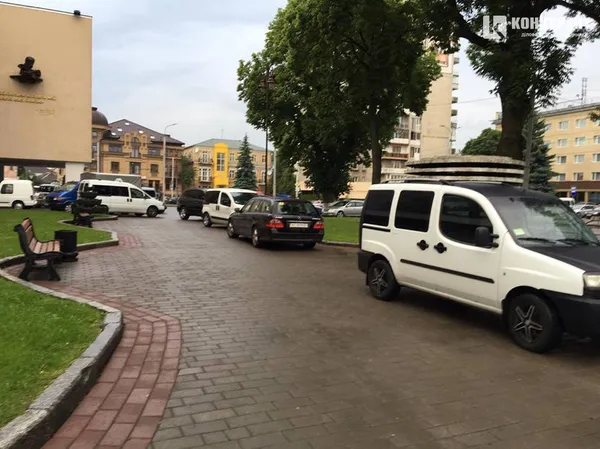Парковки у Луцьку в недозволених місцях: хамство чи безвихідь?