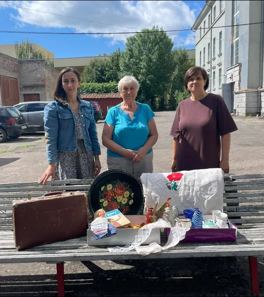 Родинні реліквії з Чехії: лучанка передала музею старовинні предмети побуту ХХ століття (фото)