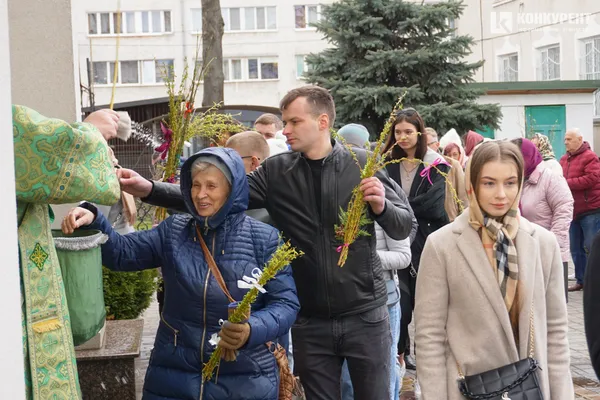 Вербна неділя: тисячі лучан у центрі міста «б'ють» і вітають один одного (фото, відео)