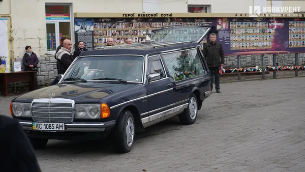Він хотів би, щоб ми посміхались: Луцьк попрощався із Героєм Андрієм Романовим (фото)