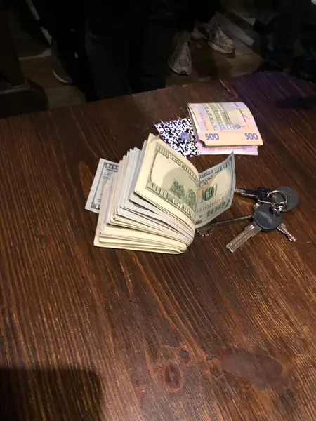Волинський посадовець попався на хабарі у 2 тисячі доларів