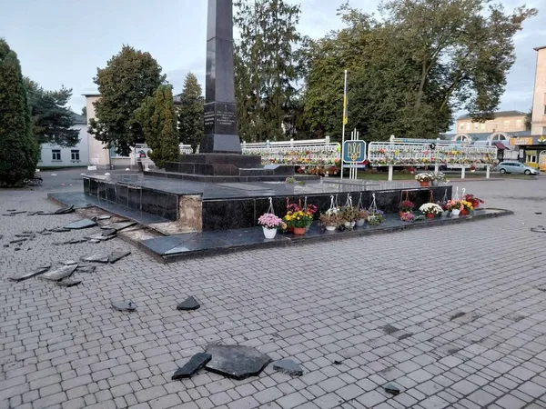 У Володимирі вандали потрощили пам'ятку історії та квіти біля Дошки пам'яті полеглим Героям (фото)