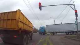 Під Луцьком самоскид  ледь не протаранив фуру (відео)
