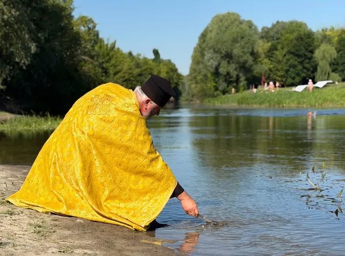 У Луцьку на березі Стиру освятили воду: що сталося (фото)