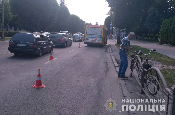 У Луцьку на Перемоги маршрутка збила пенсіонера на велосипеді (фото)