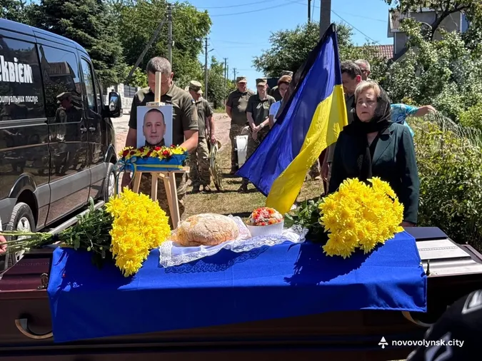 У Нововолинській громаді попрощались із 45-річним Героєм Василем Зарембою (фото)