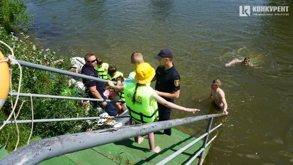 Рятувальники у Луцьку нагадали, як вижити у воді (фото)