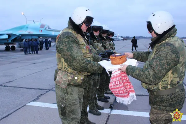 Російські бомбардувальники Су-34 прилетіли до Білорусі (фото)