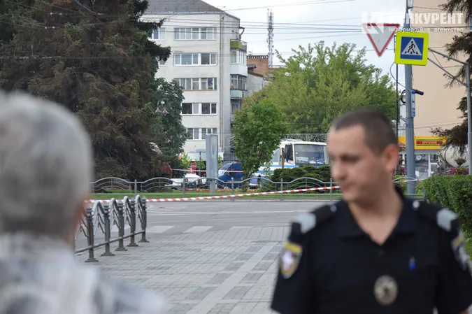 Захоплення заручників у центрі Луцька: що відбувається на місці (ФОТО)