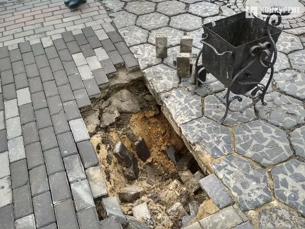 У Луцьку на Лесі Українки провалилося авто (ФОТО, ОНОВЛЕНО)
