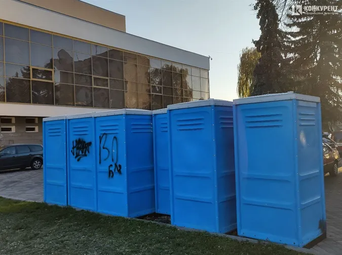 У Луцьку перекинули біотуалет, поки хтось там справляв потребу (фото, відео)