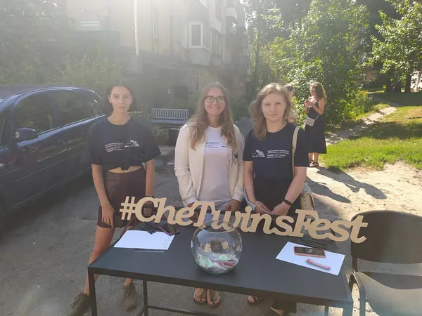 У Чернігові фестиваль CheTwinsFest 2021 зібрав 85 пар близнюків та двійнят (фото)