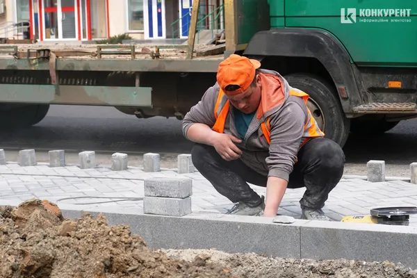 Плитка за плиткою робітники створюють якісні пішохідні доріжки