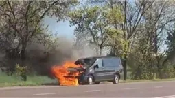 На околиці Ковеля прямо на дорозі загорівся автомобіль (відео)