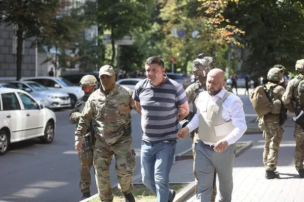 Колишній «айдарівець» прийшов до Кабміну з гранатою (фото, оновлено)