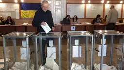 Селфі та усмішки: як голосують відомі волиняни (ФОТО)