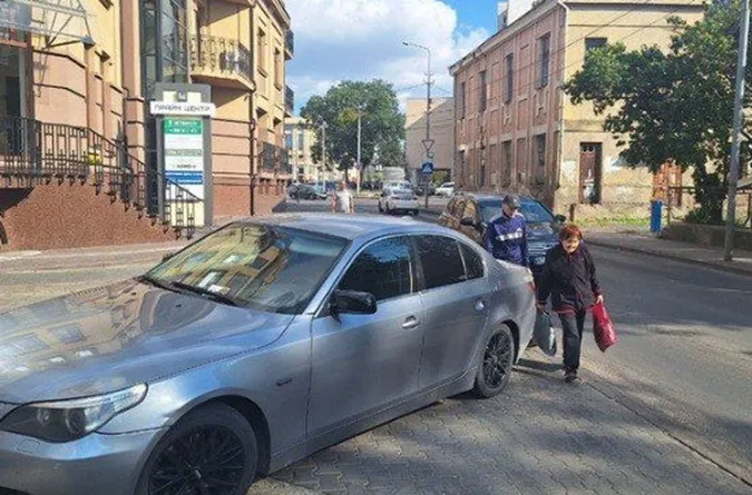 У центрі Луцька хитрозроблена «беха» заблокувала тротуар
