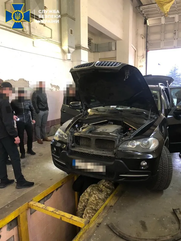 В «Ягодині» в автомобілі іноземця знайшли 10 кілограмів марихуани (фото, відео, оновлено)