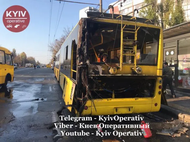 У Києві спалахнув тролейбус із 40 пасажирами всередині (фото,відео)