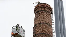Спроба самогубства: під Луцьком чоловік хотів зістрибнути з височенної труби (фото)