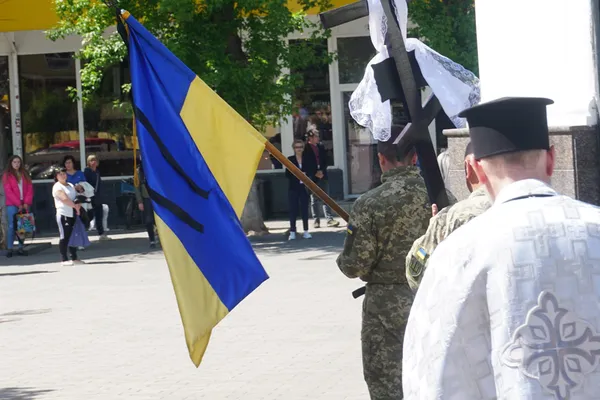 Сльози мужніх: Луцьк на колінах проводжав молодого Героя (фото, відео)