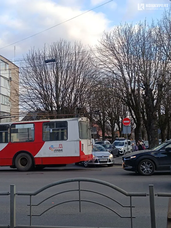 У Луцьку – затор через тролейбус (фото)