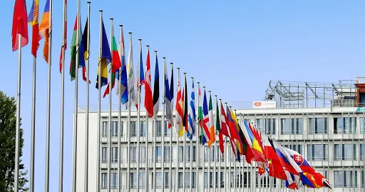 Куди українцям краще не їхати: оновили список країн «червоної» зони