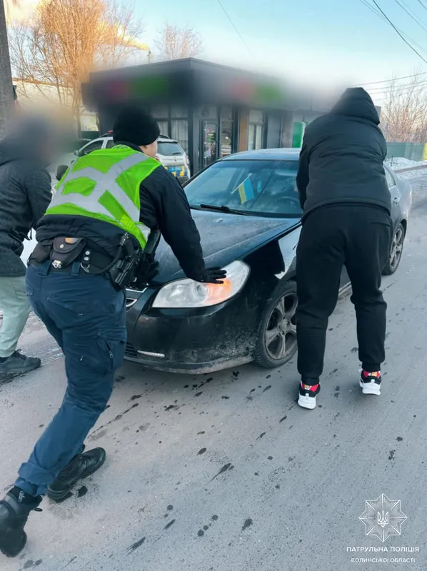 Поламане авто перекрило рух у Ковелі: як водієві допомогли поліцейські