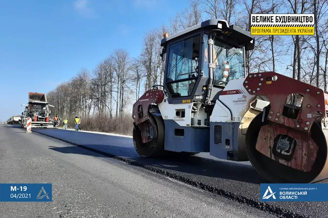 На Волині асфальтують автошлях: рух – в реверсному режимі (фото)