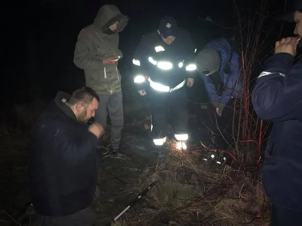 Худий та виснажений: у Луцьку врятували собаку з каналізаційного люка (фото)
