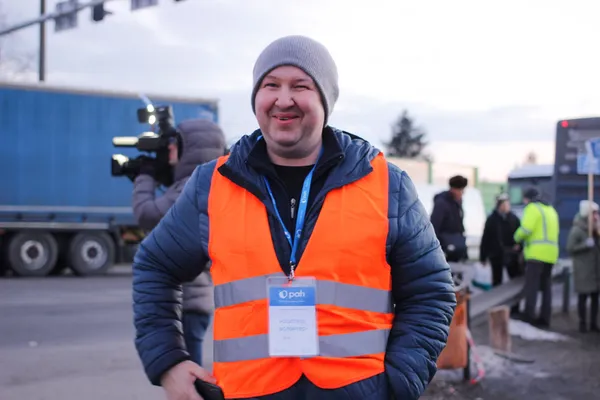 Теплий одяг, млинці і обійми: як поляки зустрічають біженців на волинському кордоні (фото)