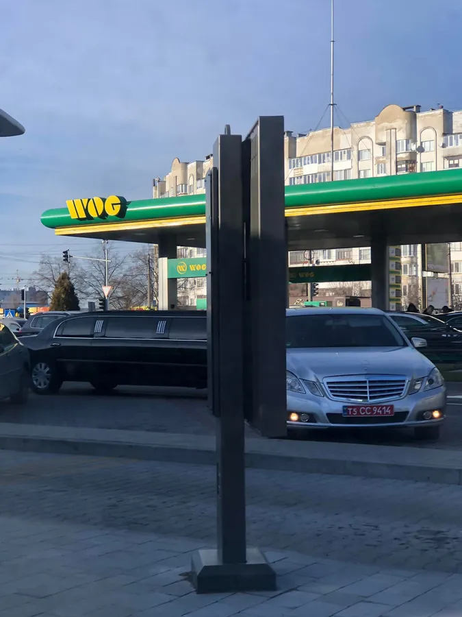 Біля McDonald's в Луцьку через лімузин утворився затор (фото)