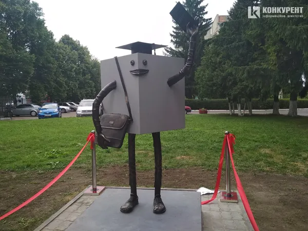 У Луцьку з’явилася скульптура студенту (фото, оновлено)