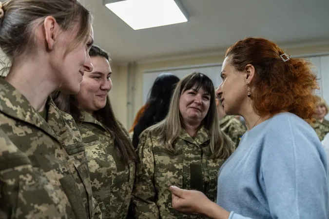 У ЗСУ вперше почали видавати жіночу військову форму (фото)