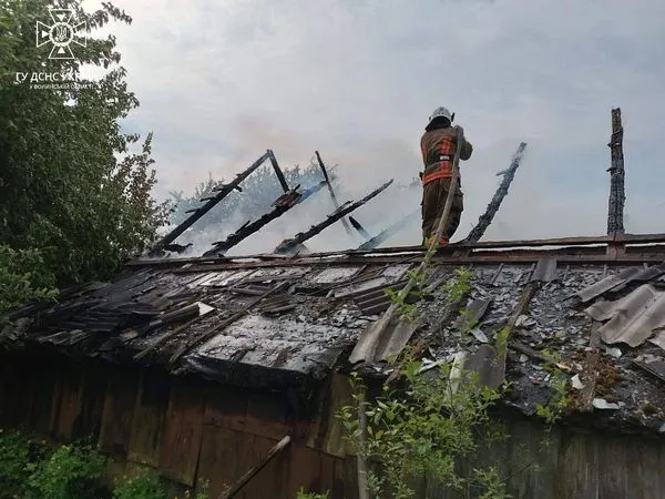 Коротке замикання: на Ковельщині горів дерев'яний будинок (фото)