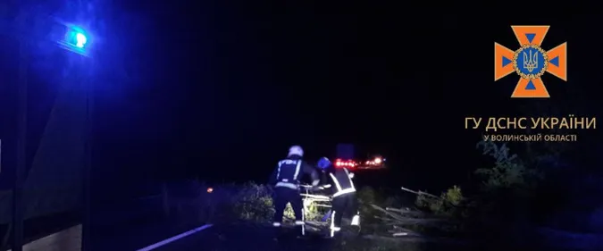 З'їхала з дороги і застрягла: біля Луцька рятувальники відбуксирували вантажівку волонтерів